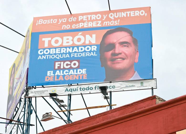 Excandidatos, se les olvidó recoger la publicidad que regaron en Medellín