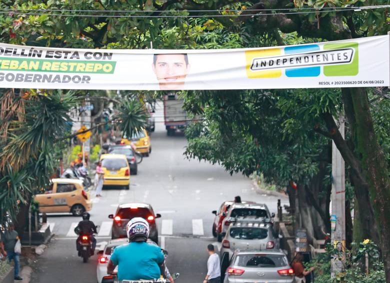 Excandidatos, se les olvidó recoger la publicidad que regaron en Medellín