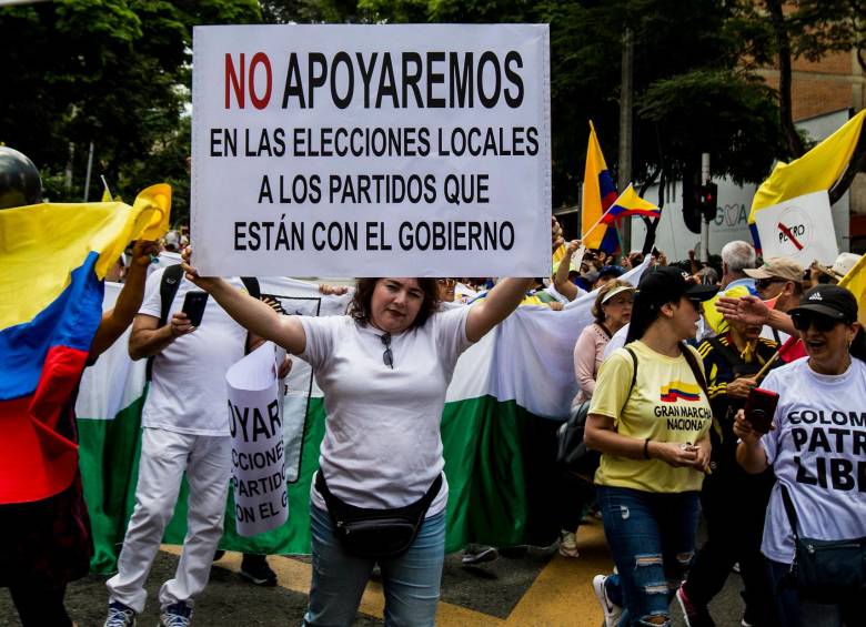 En la movilización también se vieron carteles contra los partidos políticos. FOTO: Julio César Herrera.