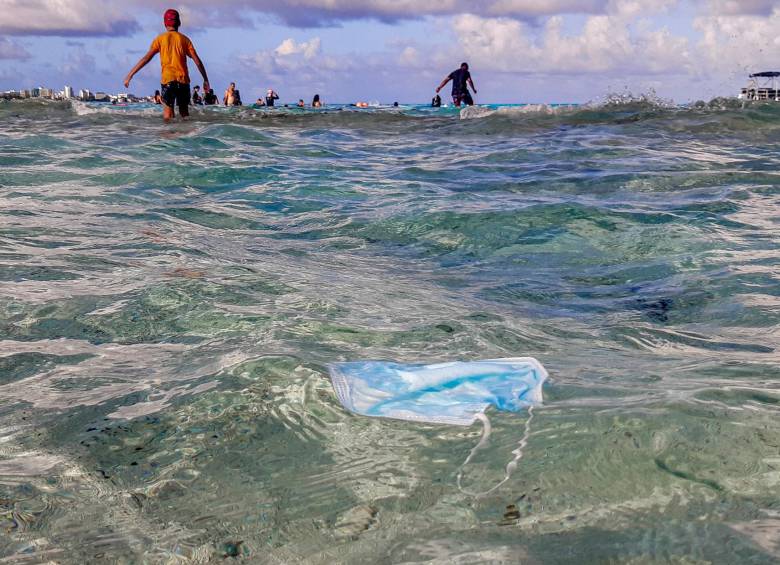 En la isla de San Andrés y en diferentes playas y mares del mundo están contaminadas con tapa bocas afectando al medio ambiente y la vida marina. Foto: Juan Antonio Sánchez 