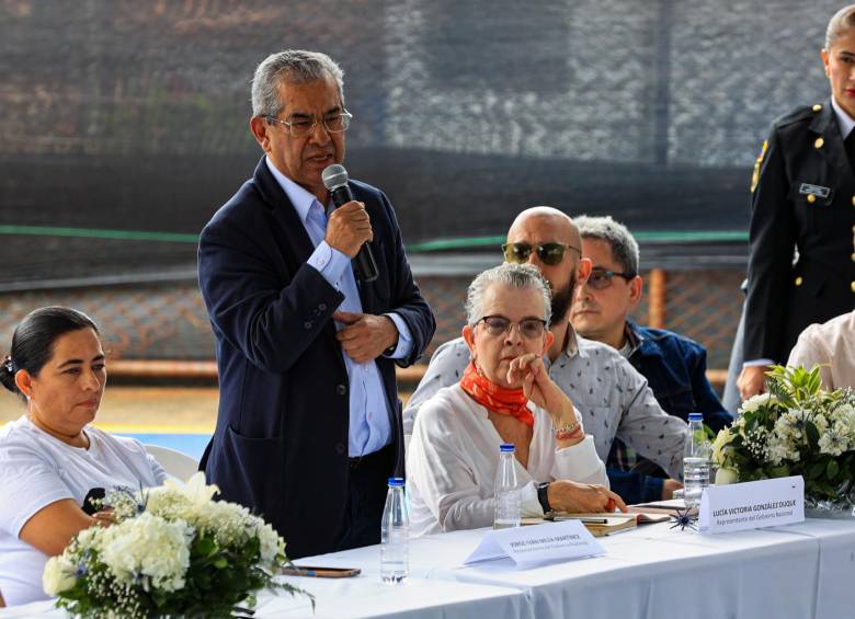 Jorge Mejía (al micrófono), coordinador de la delegación del Gobierno. FOTO: MANUEL SALDARRIAGA.