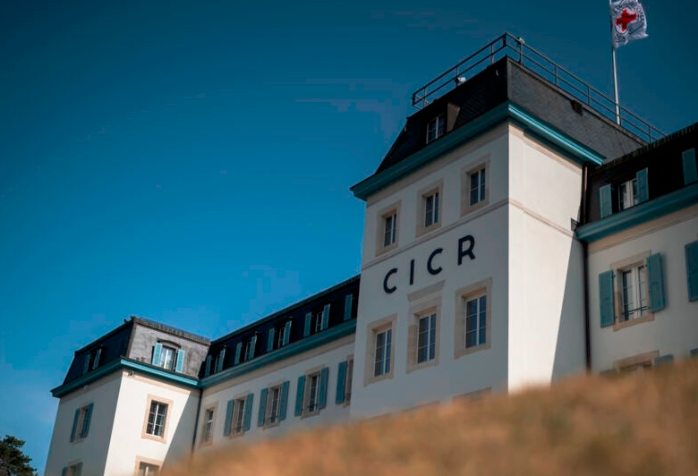 En su interior había un paquete blanco con un mensaje escrito: “Envío de objetos de valor al CICR”. Foto: AFP. 