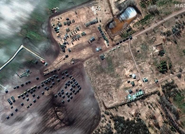 Imágenes satelitales tomadas el lunes en Ucrania muestran un inmenso convoy militar ruso que se extiende por más de 60 kilómetros al noroeste de la capital, Kiev. FOTO: EFE 