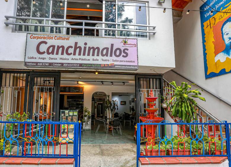 En el primer piso de Canchimalos hay un café en el que los visitantes esperan el inicio de las funciones o la salida de los niños de sus clases formativas. Es un lugar de tertulia para la gente de la zona. FOTO manuel saldarriaga