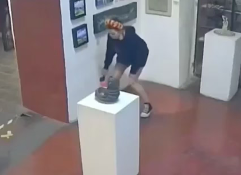 La mujer se aseguró de que no hubiese nadie en la habitación para orinar dentro de la galería de arte. FOTO: redes sociales