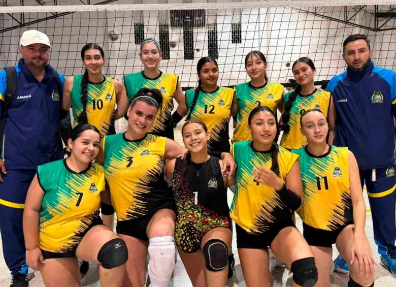 Emiliana (#3) en la fila inferior, junto a sus compañeras de equipo, en uno de los torneos que ha disputado. Hay que recordar que, desde hace una década, está dedicada al voleibol. FOTO CORTESÍA 