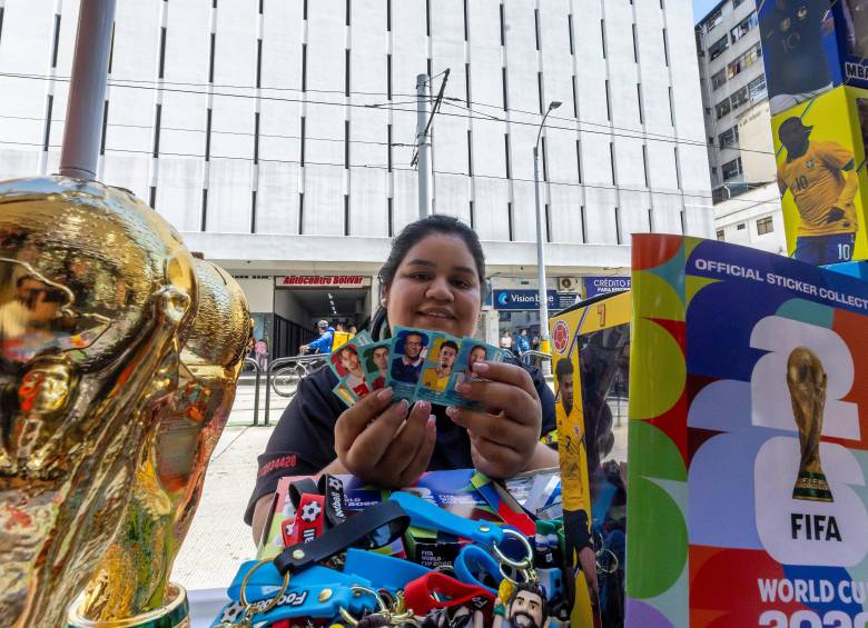 El Pasaje La Bastilla vuelve a llenarse de coleccionistas, vendedores y familias que buscan completar el álbum Panini del Mundial.. FOTO Julio Herrera