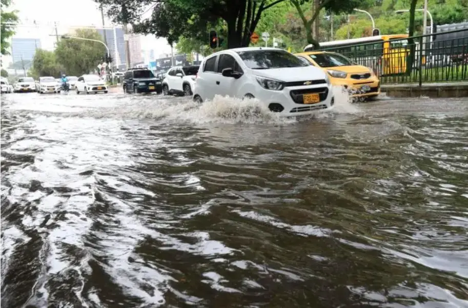 Las lluvias han dejado derrumbes e inundaciones en vías y zonas tanto urbanas como rurales en Antioquia. FOTO: ESNEYDER GUTIÉRREZ