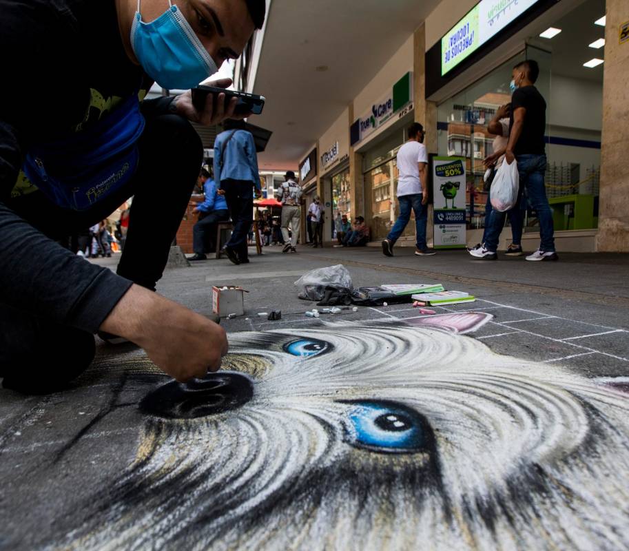 El Venezolano Juan Rodríguez es artista empírico, también hace graffitis, tatuajes y pinta en lienzo. Foto Julio César Herrera