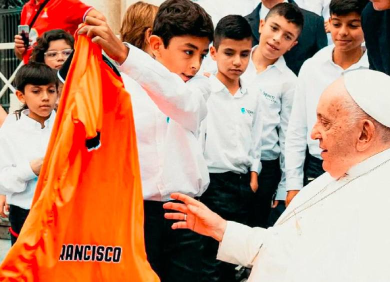 Félix junto al papa Francisco en el Vaticano. FOTO INSTAGRAM ENVIGADO FC