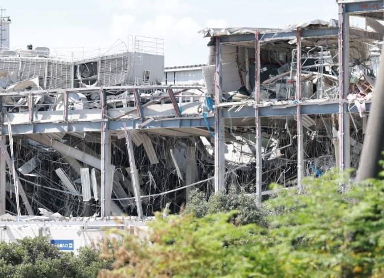 Socorristas trabajan entre los escombros en Kumamoto tras el terremoto que dejó al menos 34 muertos, mientras el calor extremo y las réplicas dificultan las labores de rescate en el suroeste de Japón. FOTO: AFP.