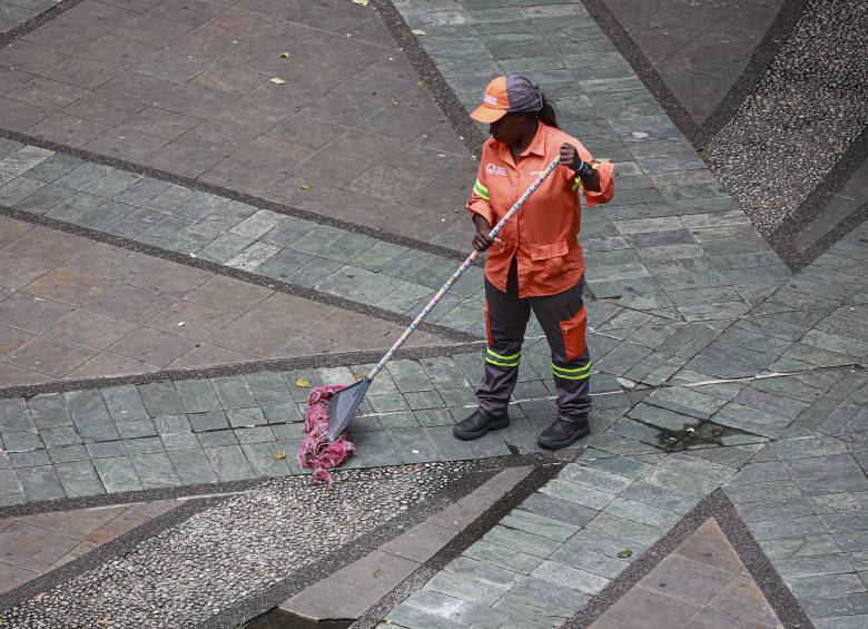 Operaria de aseo de Emvarias barriendo en el centro de Medellín. FOTO: Manuel Saldarriaga Quintero