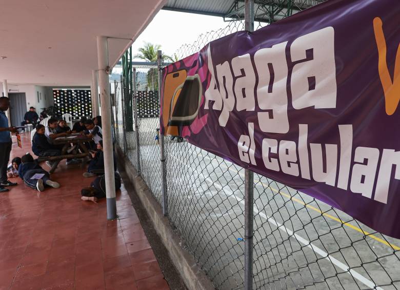 Una campaña para dejar de usar dispositivos celulares dentro de un colegio de La Ceja durante la jornada escolar. Foto: Manuel Saldarriaga Quintero.