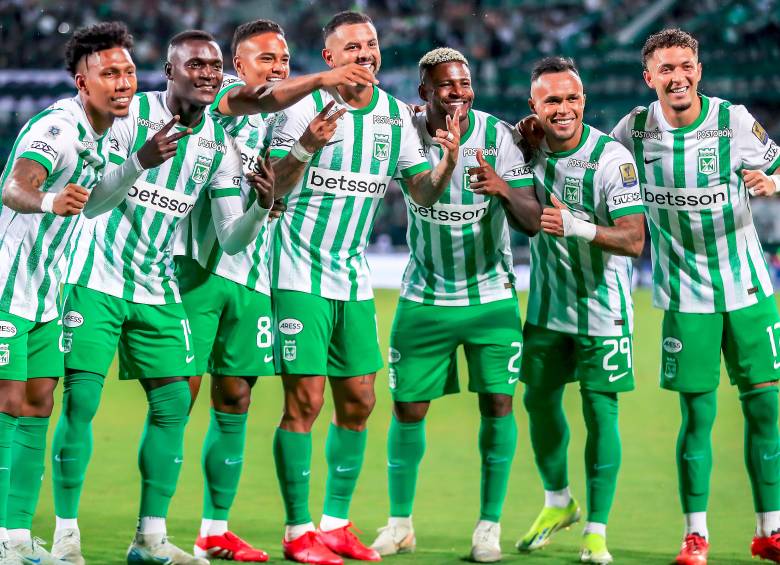 Atlético Nacional espera poder festejar su clasificación en la fase de grupos a los octavos de final del certamen y volver a tener una alegría, como lo reflejan los jugadores verdolagas en esta imagen. FOTO Jaime Pérez