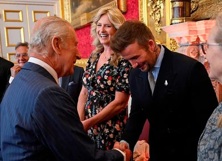David Beckham en su nombramiento de “Sir” el rey Carlos III. FOTO X-@UnitedStandMUFC 