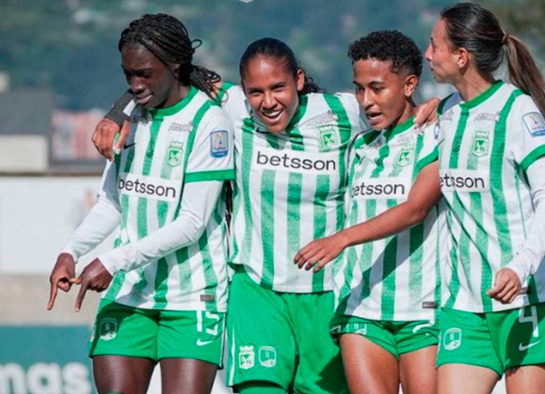 Las jugadoras del cuadro verdolagan celebran la clasificación a la semifinal de la Liga, a falta de un duelo para el cierre de los octavos de final. FOTO CORTESÍA ATLÉTICO NACIONAL 