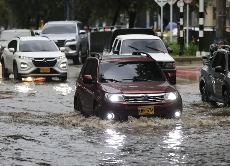 La movilidad se vio paralizada y algunos ciudadanos tuvieron que escampar por horas para no mojarse en las calles. FOTO: Camilo Suárez