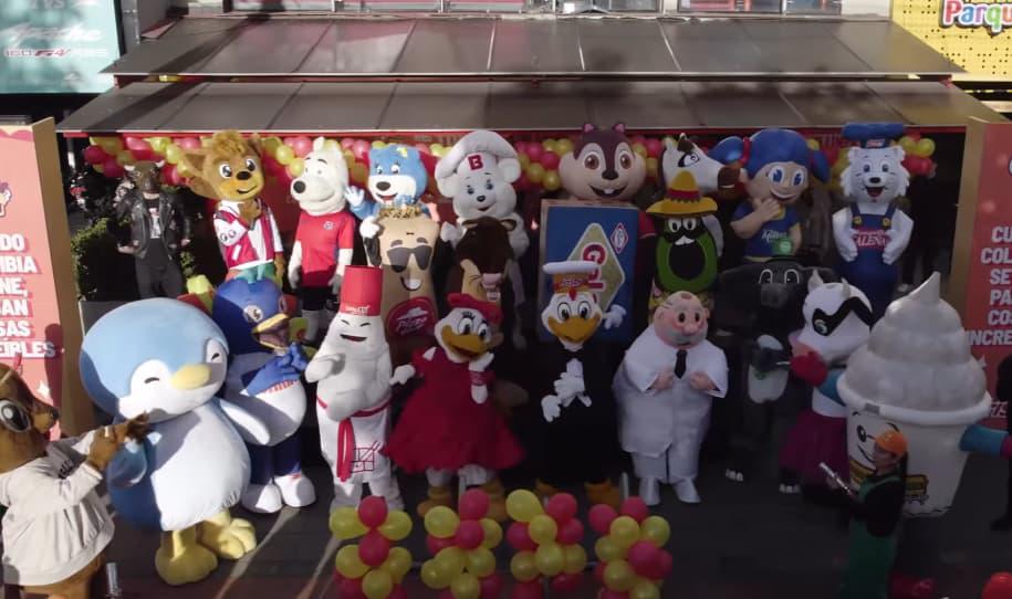 Frisby celebró su aniversario 48 de una manera en la que solo este pollo sabe hacerlo: rodeada de mascotas. Imagen, captura de video.