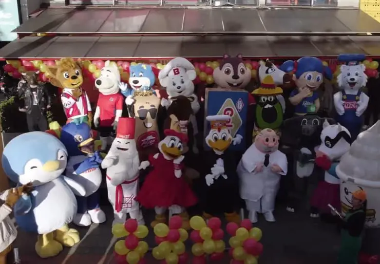 Frisby celebró su aniversario 48 de una manera en la que solo este pollo sabe hacerlo: rodeada de mascotas. Imagen, captura de video.