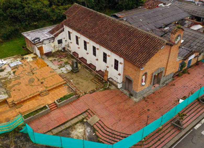 El corregimiento lleva ya cuatro años con las puertas de su iglesia cerradas. En 2018, sus paredes se resquebrajaron. Foto: MANUEL SALDARRIAGA QUINTERO.