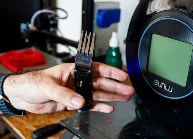 Otro de los inventos de Betancur Posada, esta vez, con un tenedor funcional como control remoto. FOTO Julio César Herrera. 