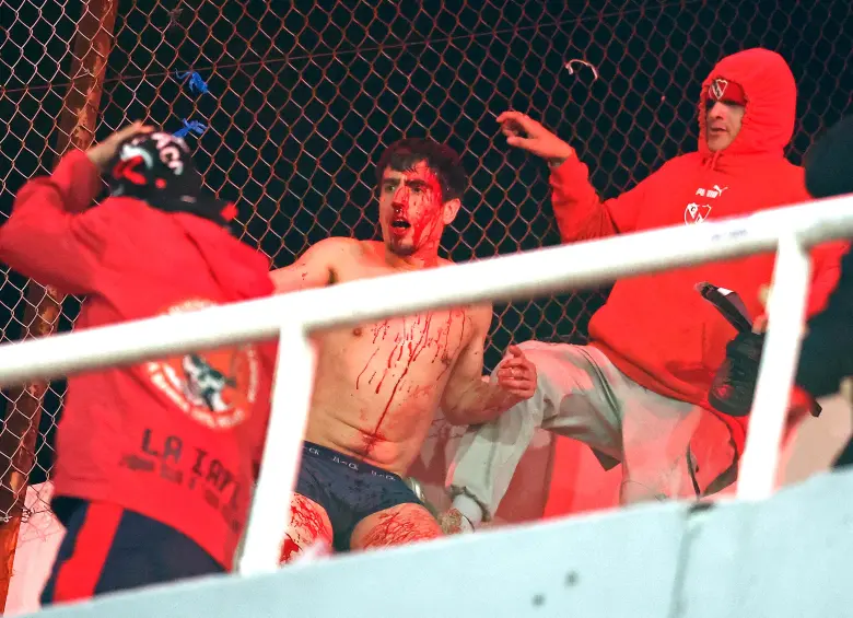Imágenes de los enfrentamientos entre hinchas de Independiente y los de la Universidad de Chile. FOTO: GETTY