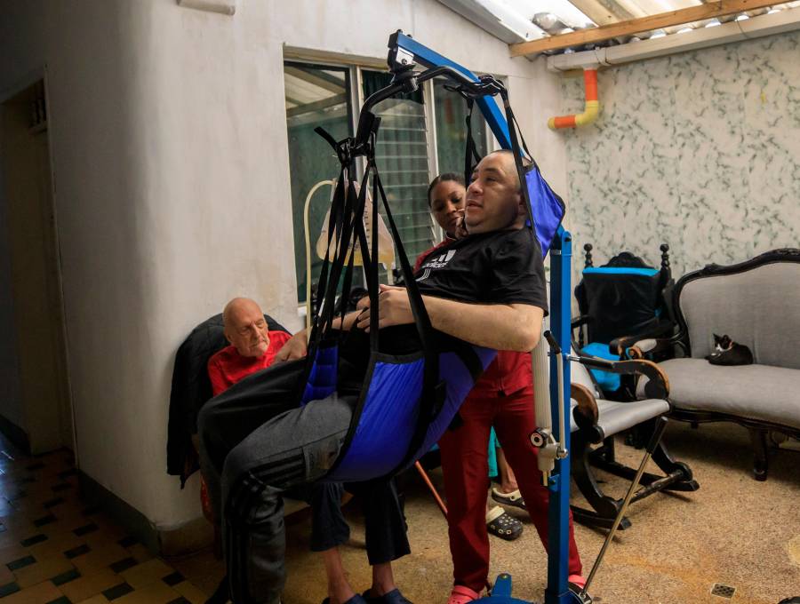 La grúa, cuyo costo fue de $5 millones, pudo adquirirse gracias a una recolecta que hizo la Fundación Un Viejo Favor. FOTO <b><span class="mln_uppercase_mln">Camilo Suárez</span></b>