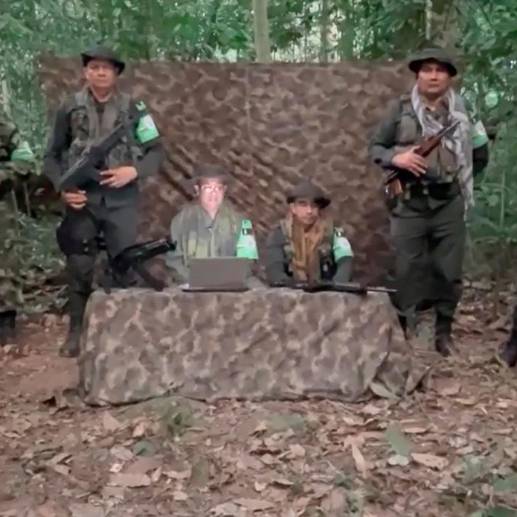 <p>Los miembros del estado mayor del Clan del Golfo aparecieron en un video en marzo de 2023. La imagen de “Chiquito Malo” (con el computador) fue insertada en una burda postproducción de la banda. </p><p>FOTO<b><span class="mln_uppercase_mln"> cortesía</span></b></p>