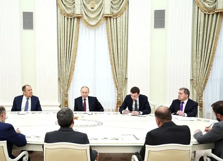 Lado ruso: el ministro de Asuntos Exteriores, Sergei Lavrov, el asesor presidencial Yury Ushakov y el jefe de la Dirección Principal del Estado Mayor de las Fuerzas Armadas de la Federación de Rusia - subjefe del Estado Mayor de las Fuerzas Armadas de la Federación de Rusia Igor Kostyukov. Por parte iraní: asistieron el embajador extraordinario y plenipotenciario de Irán en Rusia, Kazem Jalali, y el viceministro de Asuntos Exteriores de Irán para Asuntos Jurídicos e Internacionales, Kazem Gharibabadi. Imagen Cortesía: Sergei Karpukhin, Agencia de noticias rusa, (TASS).