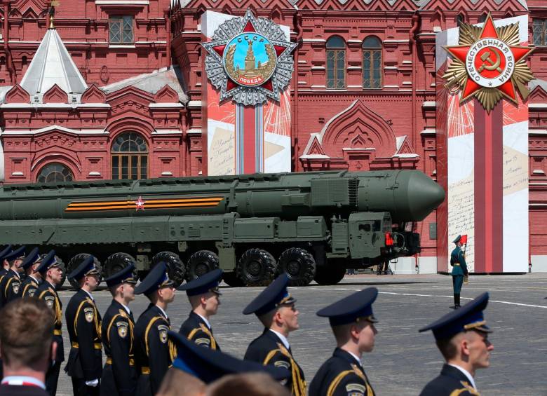 Moscú ya ha exhibido públicamente parte de su arsenal nuclear, como en esta celebración del 75 aniversario de la caída del régimen nazi. FOTO getty