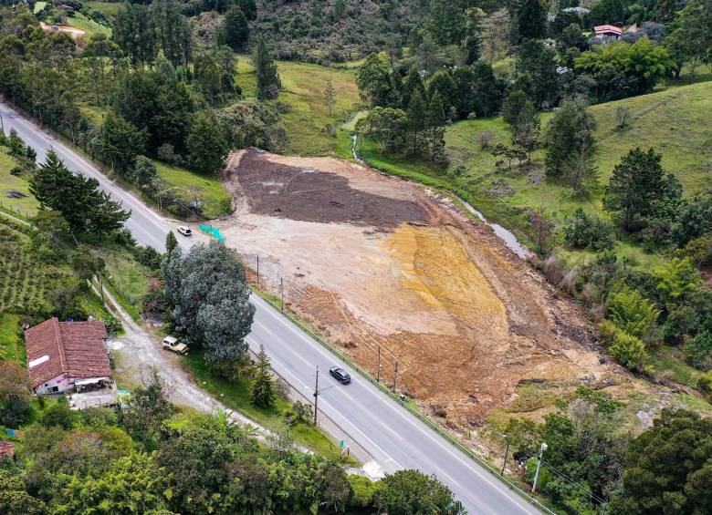 Esta es la zona más afectada por los escombros que taponaron la quebrada La Leonera, que limita a Rionegro con Guarne. El cauce de este afluente resultó afectado. FOTO Manuel Saldarriaga