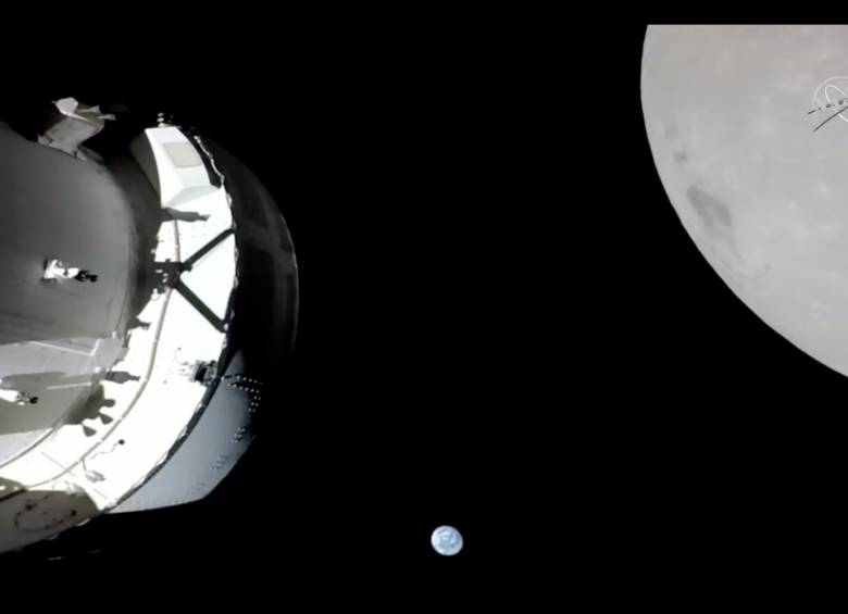 Esta es la primera foto de la cápsula Orión junto a la Luna, de lejos se ve la Tierra. FOTO: Nasa