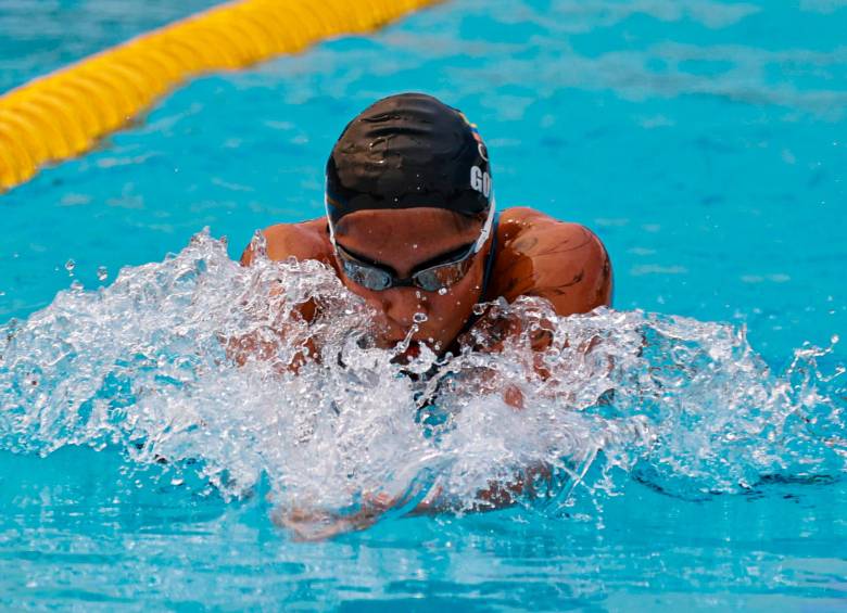 Stefanía Gómez Hurtado, a sus 21 años, es una de las grandes realidades de la natación de Colombia. Ya estuvo en París y ahora le apunta a Los Ángeles, Estados Unidos, en 2028. FOTO manuel saldarriaga 
