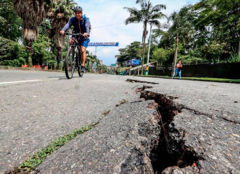 La grieta que apareció en junio, y obligó al cierre de la vía Las Palmas por cuatro días, alcanzó 130 metros. FOTO: Jaime Pérez.