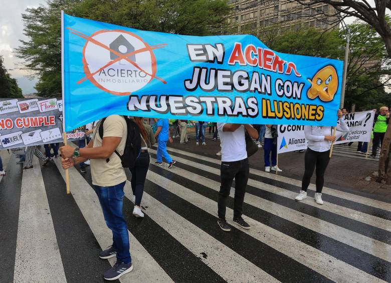 Ese viernes, en el Centro de Medellín, las víctimas de Acierto Inmobiliario protestaron reclamando su dinero. FOTO Manuel Saldarriaga