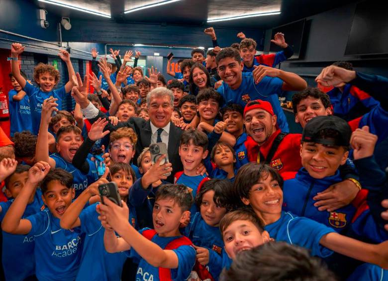 La experiencia de los pequeños y sus familias fue inolvidable. En la imagen, aparecen con el presidente del Barcelona, Joan Laporta. FOTO CORTESÍA BARCA ACADEMY