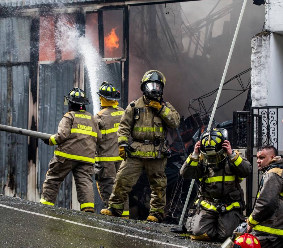 El alcalde informó que se iniciarán las investigaciones respectivas para establecer “si la fábrica tiene todas las medidas para controlar un incendio que no debió llegar a estas dimensiones”. Foto: Julio César Herrera