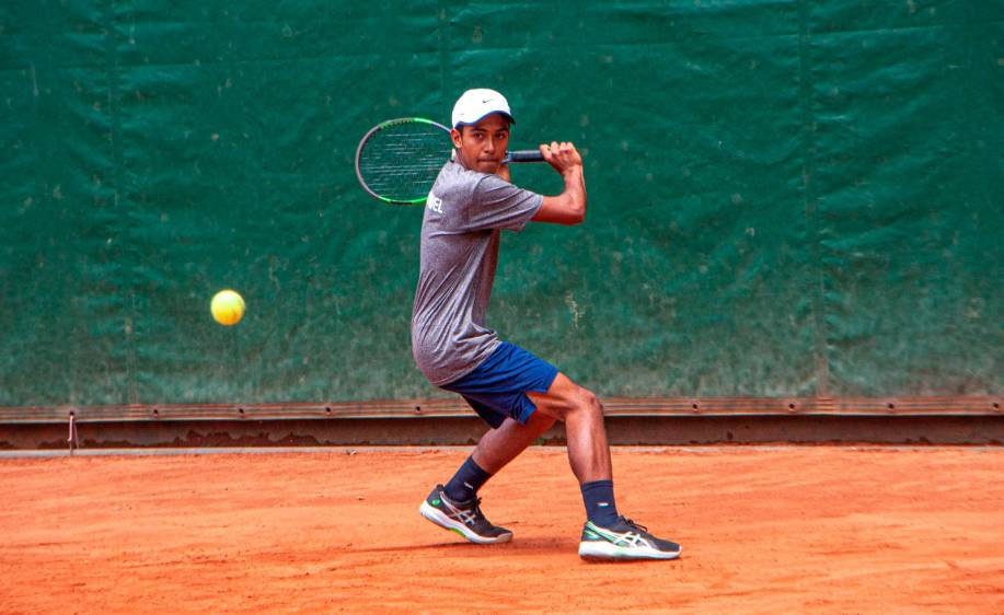 Emmanuel Henao, en uno de sus entrenamientos en Antioquia antes de viajar a Estados Unidos para iniciar su carrera universitaria y continuar con su formación deportiva. FOTO cortesía 