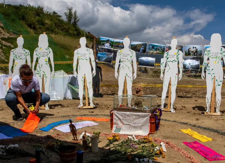 Esta es La Escombrera, un sector en la Comuna 13 de Medellín, que por años, en el marco del conflicto armado, fue usada como el escondite de los cuerpos de las víctimas, desaparecidas forzosamente por paramilitares en la ciudad. FOTO: Julio Herrera