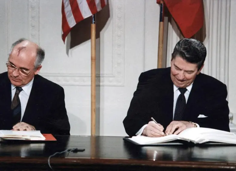 El presidente de EE. UU., Ronald Reagan, y el líder soviético Mijaíl Gorbachov firman en 1987 el Tratado INF en la Casa Blanca, un acuerdo que eliminó misiles balísticos y de crucero, nucleares y convencionales, de alcance intermedio. Imagen, Ann Ronan Picture Library / Photo12 vía AFP.