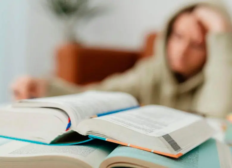 Profesiones como teología, servicios sociales y antropología apenas alcanzan los 42.000 dólares al año ($168 millones COP). FOTO: GETTY