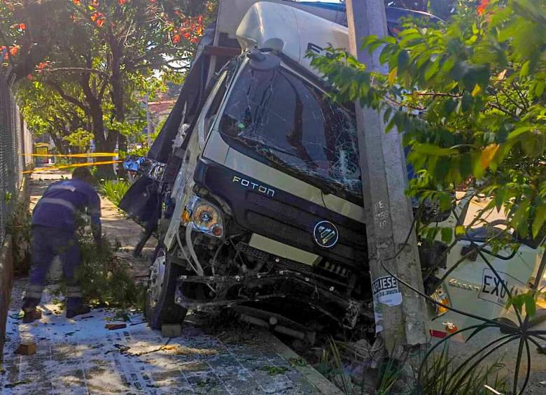 Las autoridades informaron que el conductor del camión quedó atrapado. Avanzan labores para su rescate. FOTO Susana Cogua Pérez