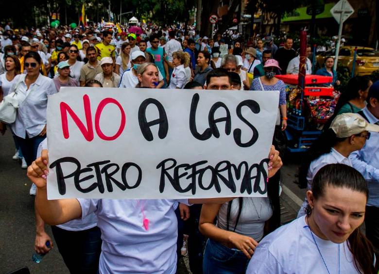 Las marchas que ha realizado la oposición al presidente Gustavo Petro han tenido su foco en varias ciudades, entre ellas Medellín, donde, como se ve en la foto, han tenido bastante acogida. FOTO: Julio César Herrera