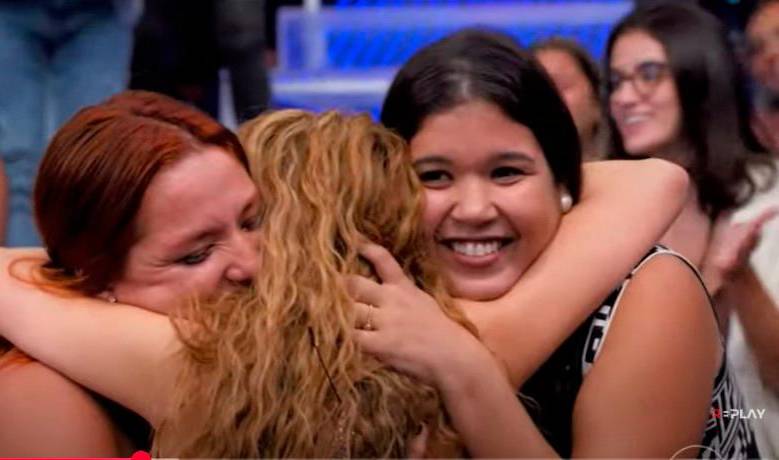 Shakira abrazando a sus tocayas en el programa Domingao. FOTO: Captura de pantalla