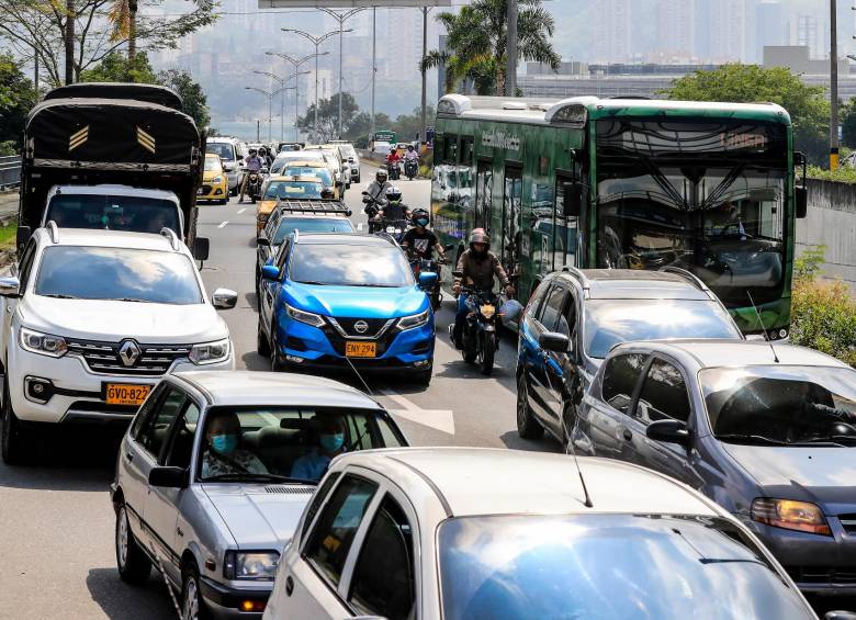 Este miércoles rigen los números 4 y 5 para la restricción de vehículos y motos. FOTO: JAIME PÉREZ
