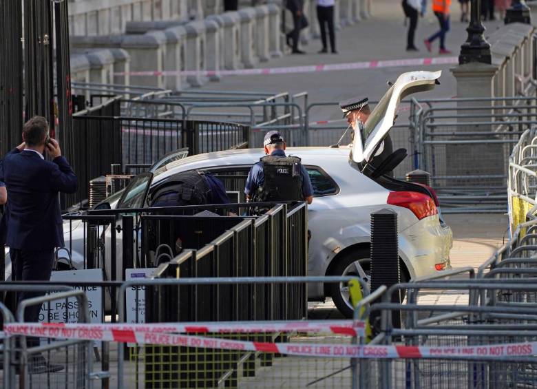 La policía acordonó el lugar mientras investigan lo sucedido. FOTO: GETTY