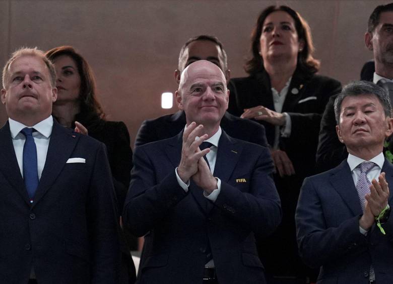 El presidente Gianni Infantino (centro) ha recorrido casi 32.000 kilómetros en los primeros días del Mundial. Foto: Xinhua