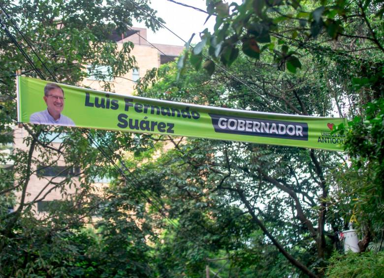 ¡Candidatos de Medellín! Se les olvidó recoger esta propaganda de las calles