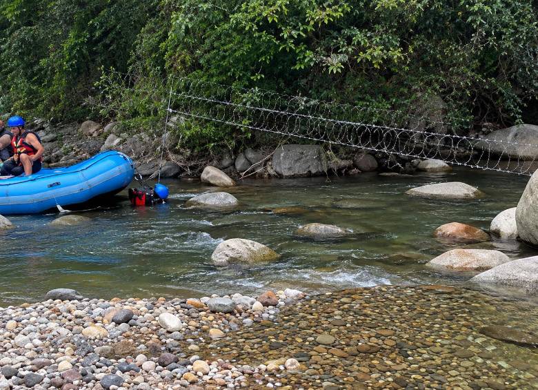 El alambre de púas lo instalaron de un lado al otro del río, generando una situación de riesgo para los turistas practicantes de rafting. Foto: captura de video y mejorada con IA. 