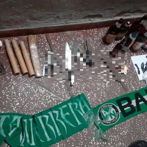 Dorgas y armas blancas fueron incautadas a los hinchas de Nacional. FOTO CORTESÍA POLICÍA NACIONAL PARAGUAY
